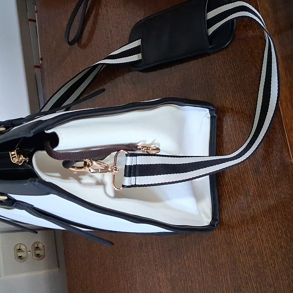 Lovevook Black and White Quilted Tote with Crossbody Strap - Picture 3 of 16
